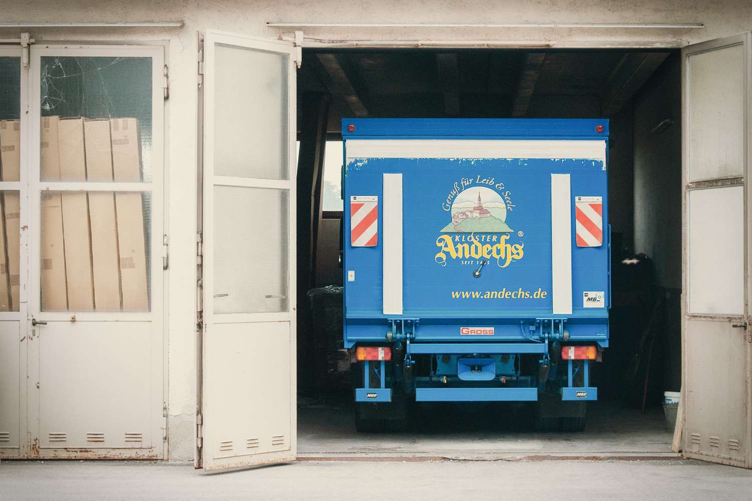 LKW der Klosterbrauerei Andechs in einer Garage