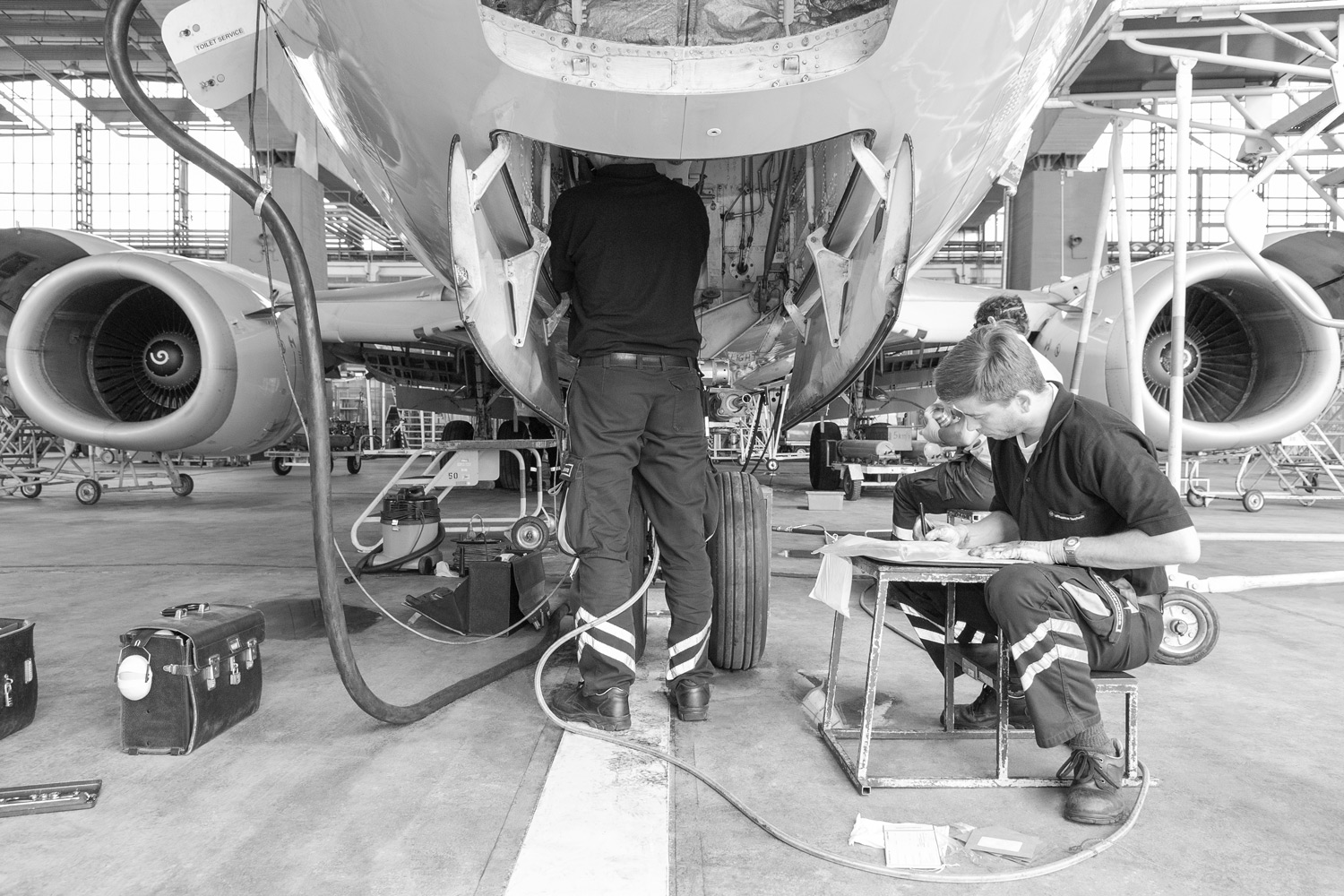 Mechaniker bei der Wartung eines Flugzeugs