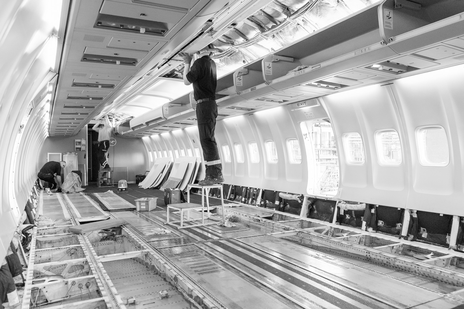 Mechaniker arbeitet im Rumpf einer Boeing 737