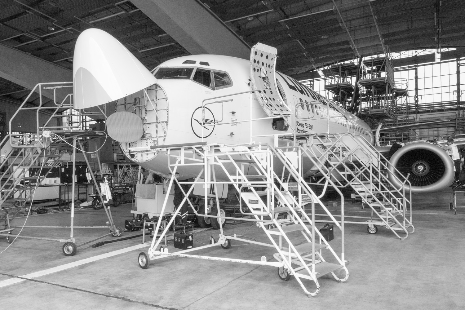 Boeing 737-500 im Hangar bei einer Wartung