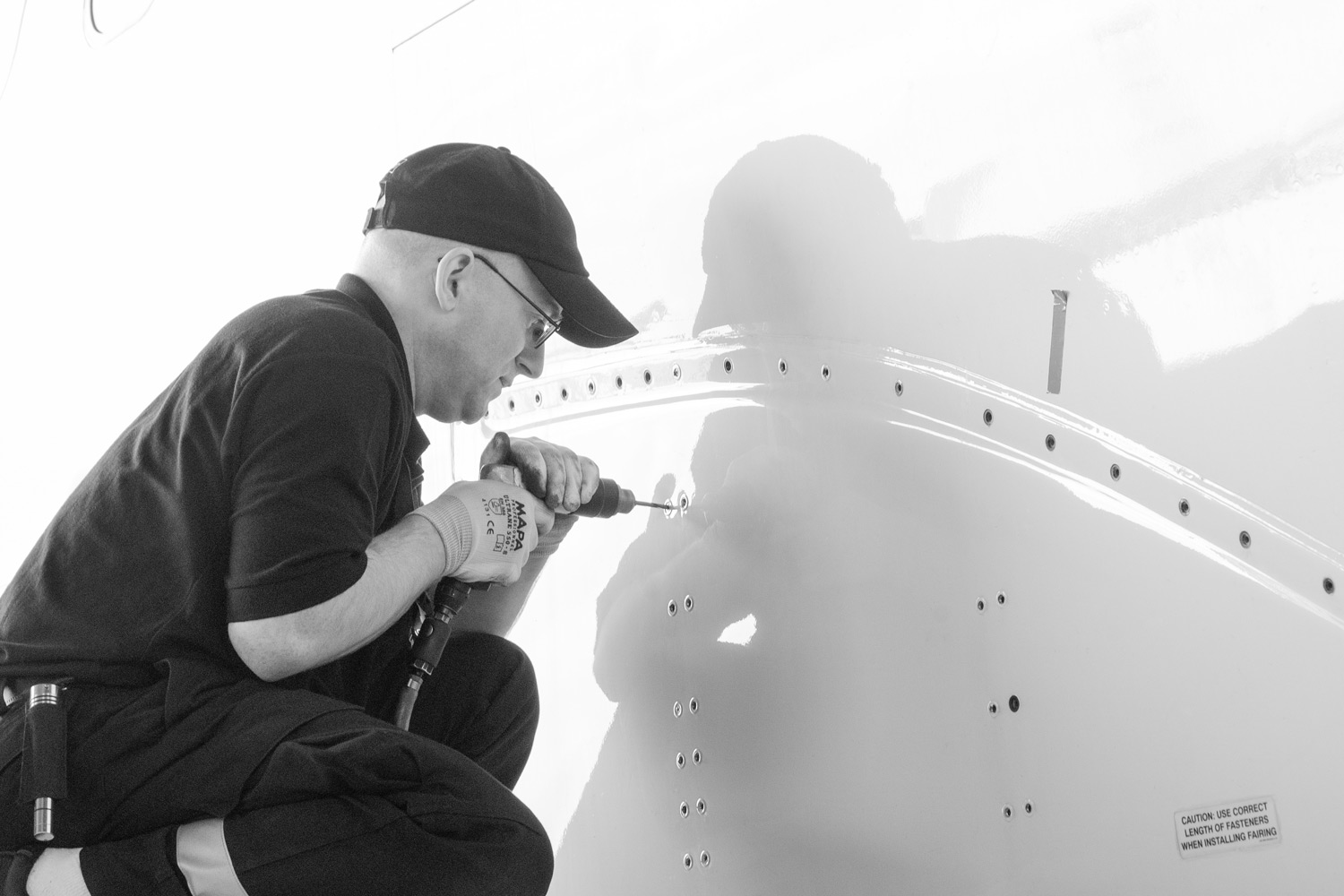 Mechaniker arbeit am Rumpf eines Flugzeuges