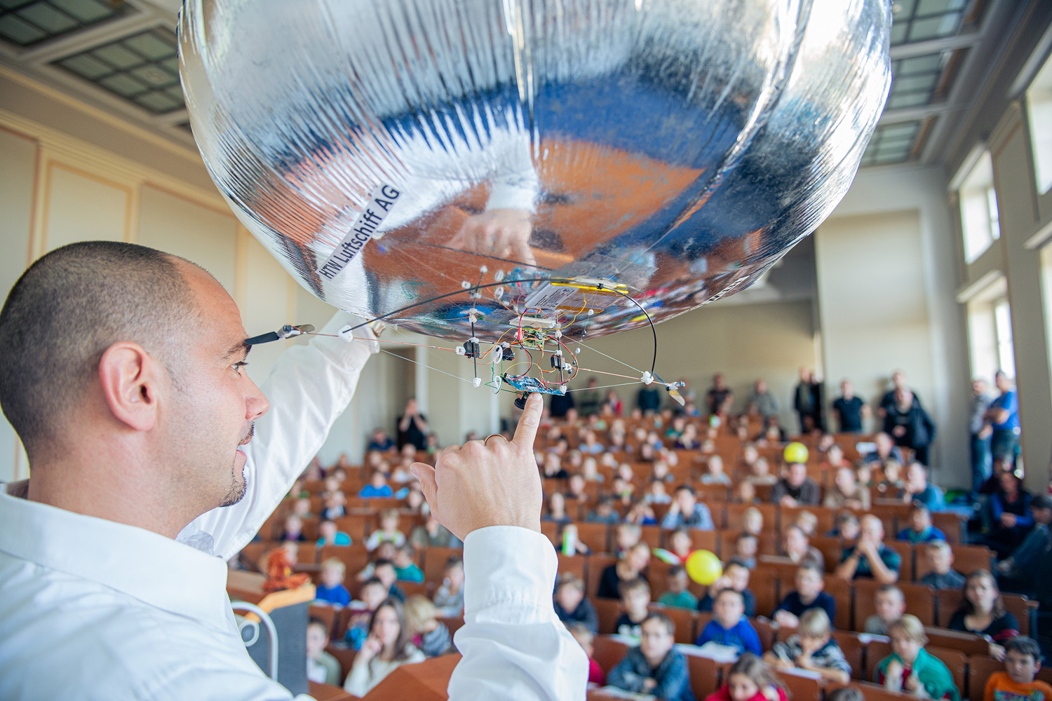 Professor Kai Schauer bei einem Vortrag für die KinderUni Lichtenberg an der HTW Berlin
