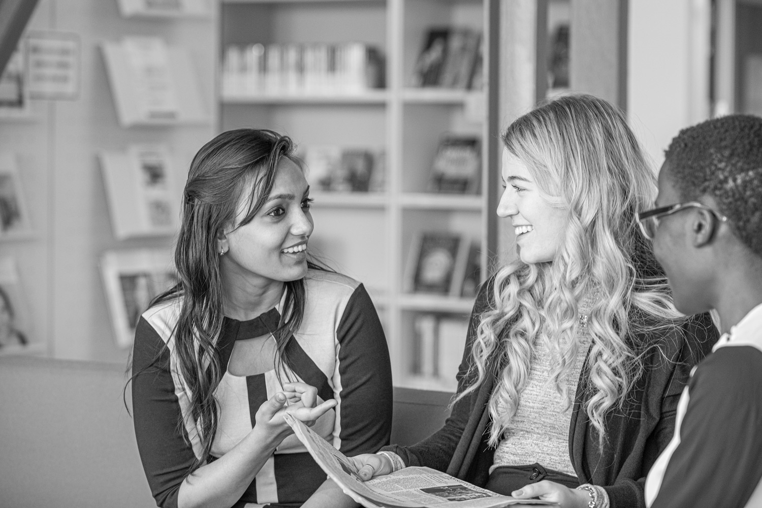 drei Frauen arbeiten in der Bibliothek