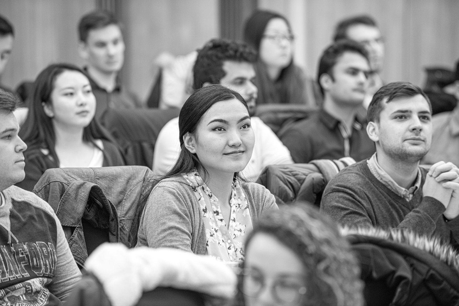 aufmerksame Studentin waehrend der Vorlesung