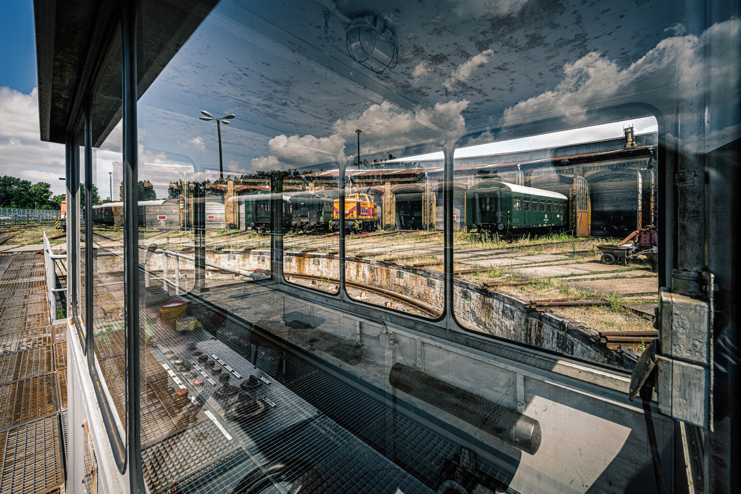 bahnbetriebswerk Schöneweide mit Drehscheibe, Lokschuppen, Waggon und Loks mit Spiegelung