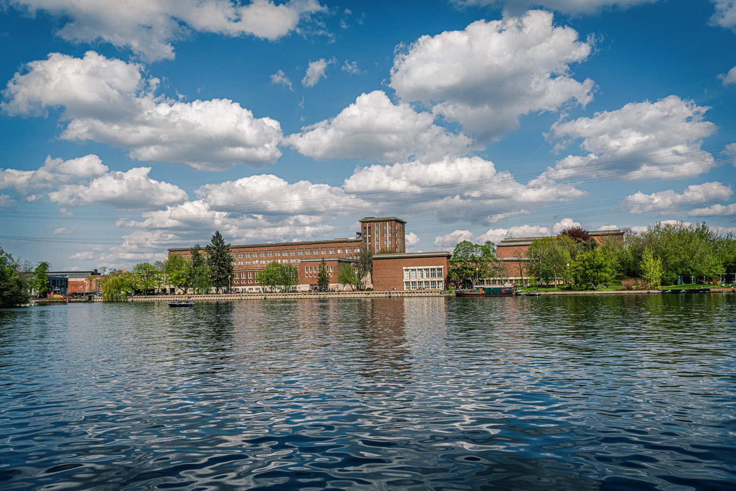 Funkhaus Nalepastrasse in Rummelsburg von der Spree aus