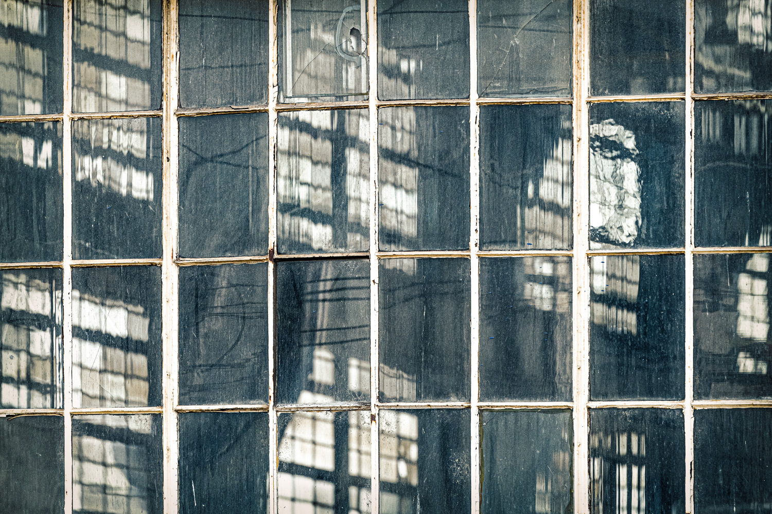 Blick durch ein fenster ins Innere der Rathenau-hallen in Oberschoeneweide