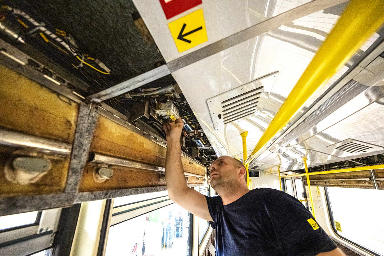 Elektroarbeiten im Inneren des waggons