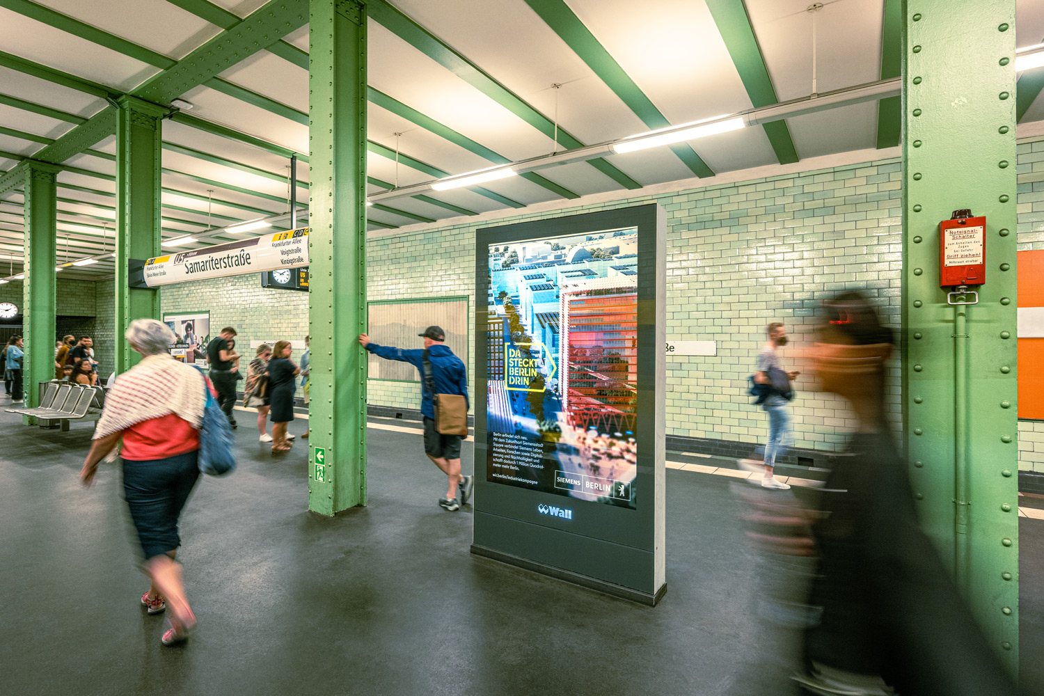 Industriekampagne Berlin Partner für Wirtschaft und Technologie GmbH am U-Bahnhof Samariterstraße, Berlin - Lichtenberg