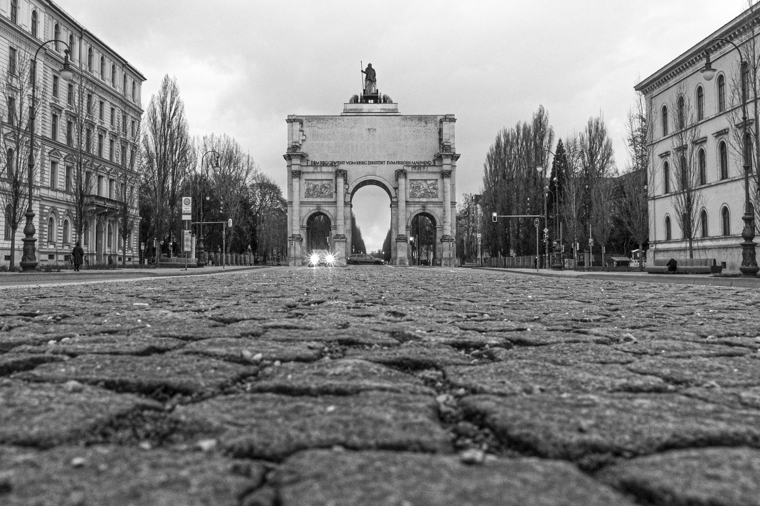 siegestor in münchen von unten fotografiert