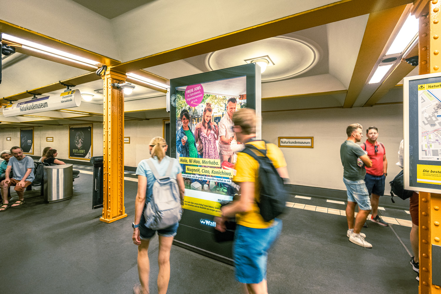 Recruiting Kampagne der BVG am U Bahnhof Naturkundemuseum