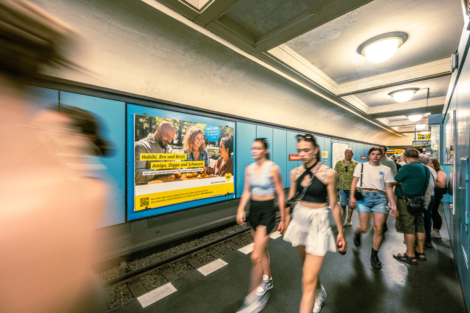 Recruiting Kampagne der BVG am U Bahnhof Naturkundemuseum