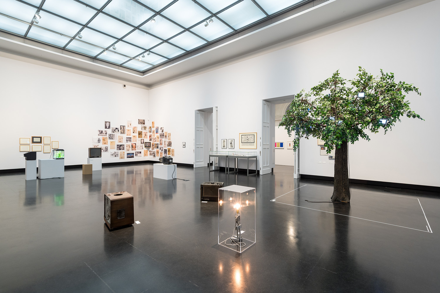 Ausstellungsdokumentation Magic Media – Media Magic. Videokunst seit den 1970er Jahren aus dem Archiv Wulf Herzogenrath, Akademie der Künste, Pariser Platz, Berlin