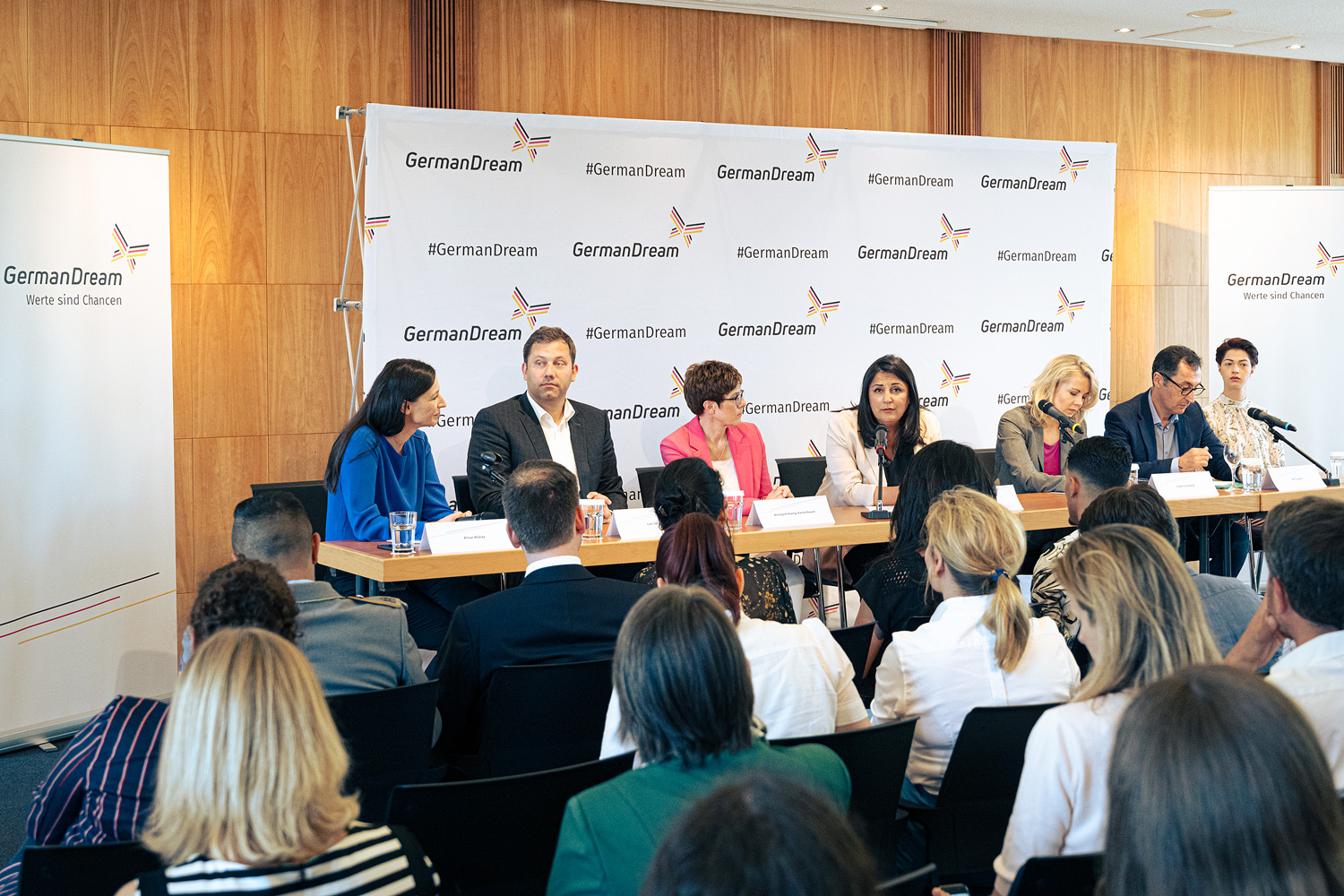 Düzen Tekkal bei der Pressekonferenz ihrer Bildungsiniative German Dream
