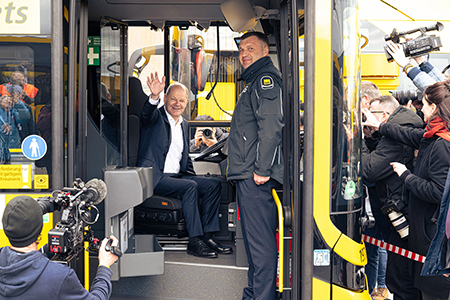 Bundeskanzler Olaf Schulz beim Beusch der BVG
