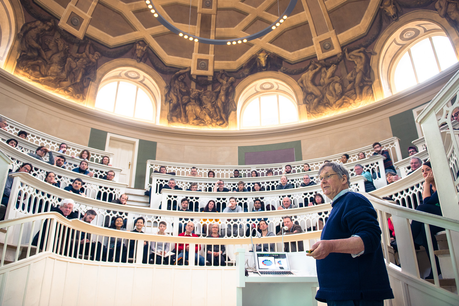 Tim Hunt, Biochemiker und Nobelpreisträger bei einem Vortrag im Tieranatomischen Theater in Berlin