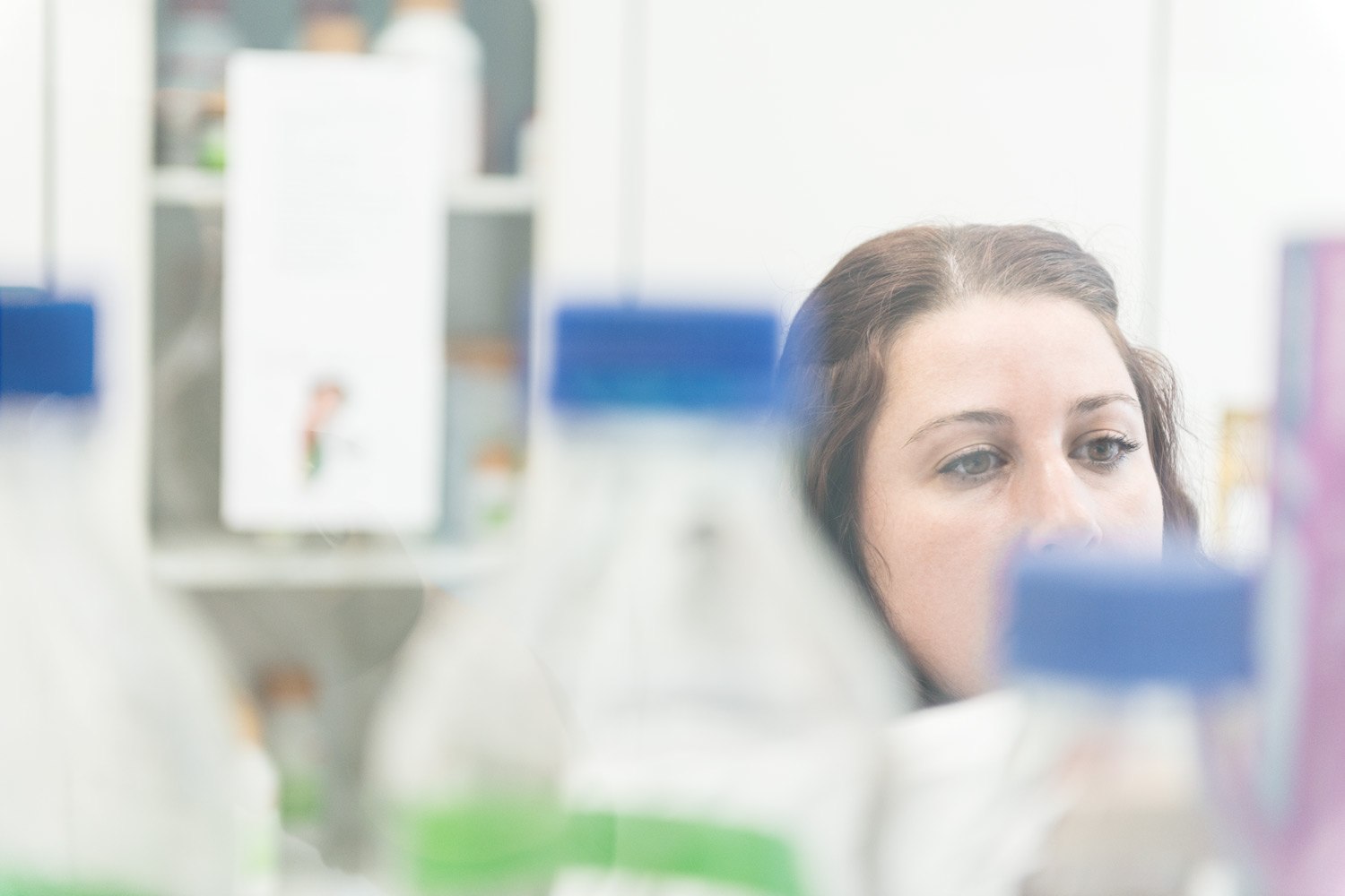 junge Wissenschaftlerin arbeitet in einem Forschungslabor